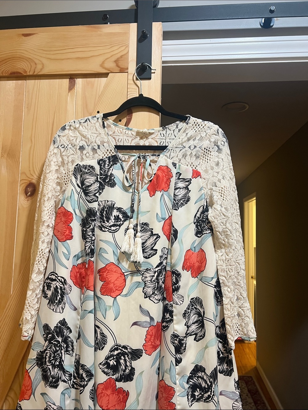 entro Lace Yoke Boho Tunic in Ivory with Red & Black Floral Accents size medium